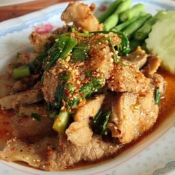ยำคอหมูย่าง