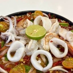 ยำปลาหมึกไข่แดง