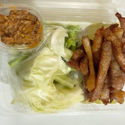 หมูแดดเดียว 1 ขีดพร้อมผัก+น้ำพริก