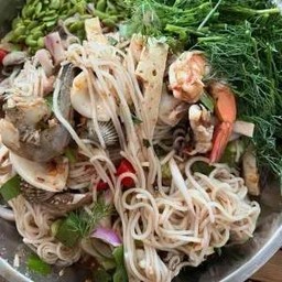 ยำขนมจีนปลาทูหมูยอใส่ทะเลรวม