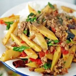 กระเพราหมูสับหน่อไม้