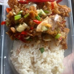 ข้าวหน้าไก่ทอดคั่วพริกเกลือ