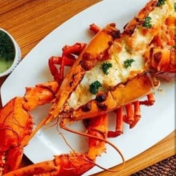 คุณอินหม่าล่า หน้าหมู่บ้านเทพธานี