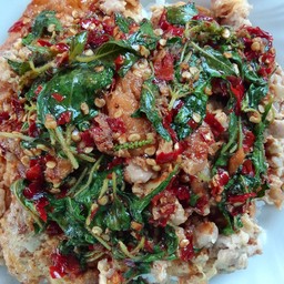 ข้าวราดกะเพาไข่เจียวหมูสับ