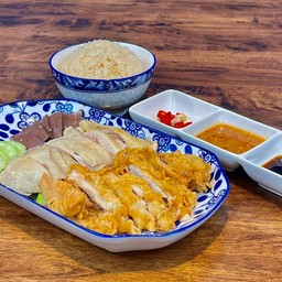 ไก่สับแบบผสม ไก่ทอดและไก่ต้มจานเล็ก