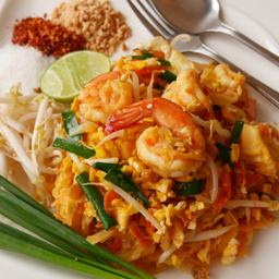 ผัดไทกุ้งสด หรือ กุ้งแม่น้ำ
