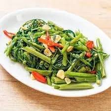 ผัดผักบุ้งราดข้าว
