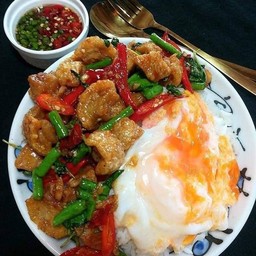 ข้าวผัดพริกแกงหมูกรอบ