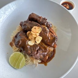 เส้นหมี่ซี่โครงหมูอบน้ำผึ้ง