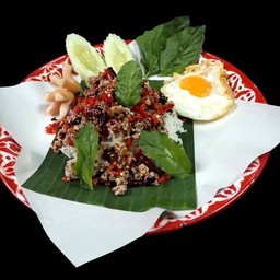 ข้าวกะเพราเนื้อชิ้น + ไข่ดาว