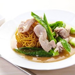 ราดหน้าบะหมี่กรอบหมู