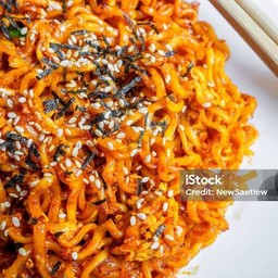 มาม่าเผ็ดซอสเกาหลี เพิ่ม นักเก็ตไก่+ไข่ลวก