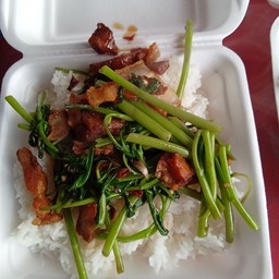 ผัดผักบุ้งหมูกรอบ