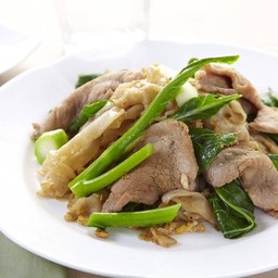 ผัดซีอิ้วเส้นใหญ่หมู