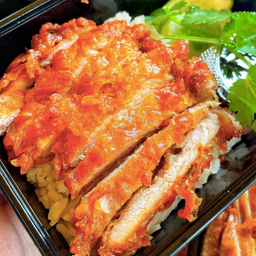 ข้าวหมูทอด พร้อมน้ำจิ้มแจ่ว ซุป