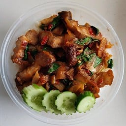 กระเพราหมูกรอบหน่อไม้ดอง ราดข้าว