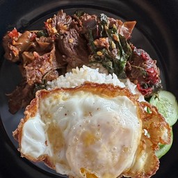 ข้าวกะเพราหมูตุ๋น