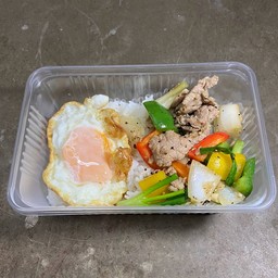 ข้าวหมูผัดพริกไทยดำ
