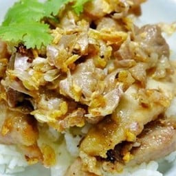หมูชิ้นกระเทียมราดข้าว