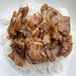 (หมูชิ้นผัดน้ำมันหอยราด) ข้าวแน่นๆ