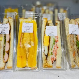 แซนวิสสามเหลี่ยมใหญ่ ทูน่า+ไส้กรอก