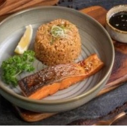 ข้าวหน้าสเต็กแซลมอน