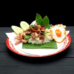ข้าวกะเพราหมูกรอบ + ไข่ดาว