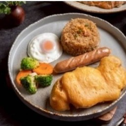 ข้าวผัดมันเนื้อไก่ทอดอเมริกัน
