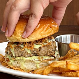 Sour cream and onion burger (pork)