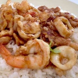 หมูหมึกกุ้งกระเทียมราดข้าว