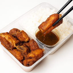 ข้าวซี่โครงหมูทอด(หมู160กรัม)+น้ำจิ้มแจ่วรสเด็ด