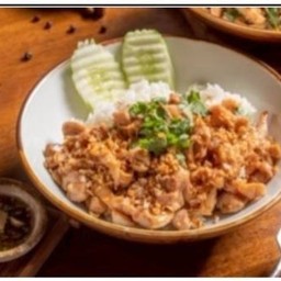สะโพกไก่ผัดกระเทียม