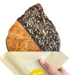 ครัวซองต์บางกรอบ Flat Croissant Chocolate Almond