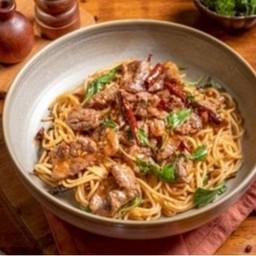 สปาเก็ตตี้ผัดพริกแห้งเนื้อชาร์โรเล่ส์