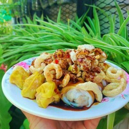 ขนมจีบก๋วยเตี๋ยวหลอดสำโรงครับ ไม่มี