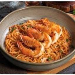 สปาเก็ตตี้ผัดซอสมะเขือเทศและกุ้งผัดเนย