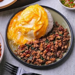 ข้าวไข่ข้นกระเพราหมูสับพริกแห้ง