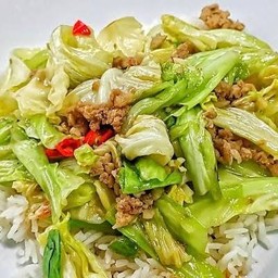 ข้าวราดกะหล่ำปลีผัดน้ำปลา หมูสับ/ไก่สับ ใส่กล่องแยกช่อง