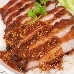 ข้าวหอมมะลิหมูทอด พร้อมน้ำจิ้มแจ่ว ซุป ธรรมดา