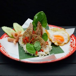 ข้าวกะเพราเครื่องในไก่ + ไข่ดาว