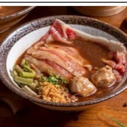 ก๋วยเตี๋ยวเรือเนื้อคารูบิ(น้ำซุปจะมีรสชาติเผ็ดอ่อนๆค่ะ)