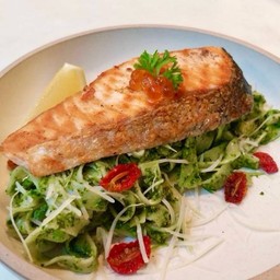 เฟตตูชินี่เพสโต้แซลมอนย่าง