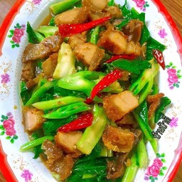 ข้าวคะน้าหมูกรอบ