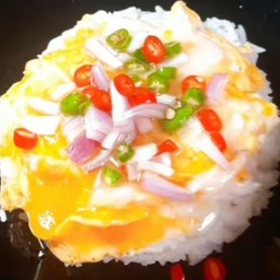 ข้าวหน้าไข่ขยี้พริกน้ำปลา