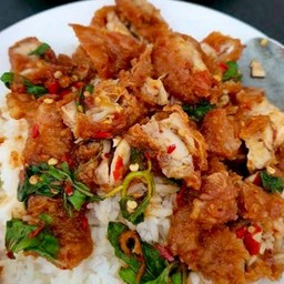 ผัดกระเพราไก่ทอดราดข้าว