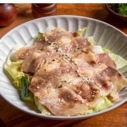 สลัดงาญี่ปุ่นเนื้อคารูบิ