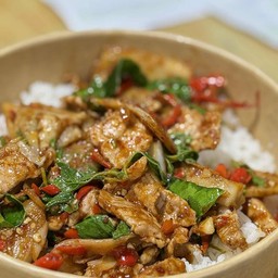 ผัดพริกแกงหมูราดข้าว ไม่ไข่ดาว