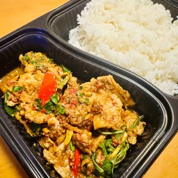 ข้าวผัดเผ็ด เนื้อติดมันใบยี่หร่า ( ข้าวหอมมะลิ )