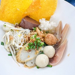 ก๋วยเตี๋ยวน้ำใสลูกชิ้นปลา