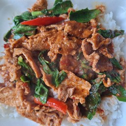 ข้าวราดผัดพริกแกงเผ็ดใส่คะน้า